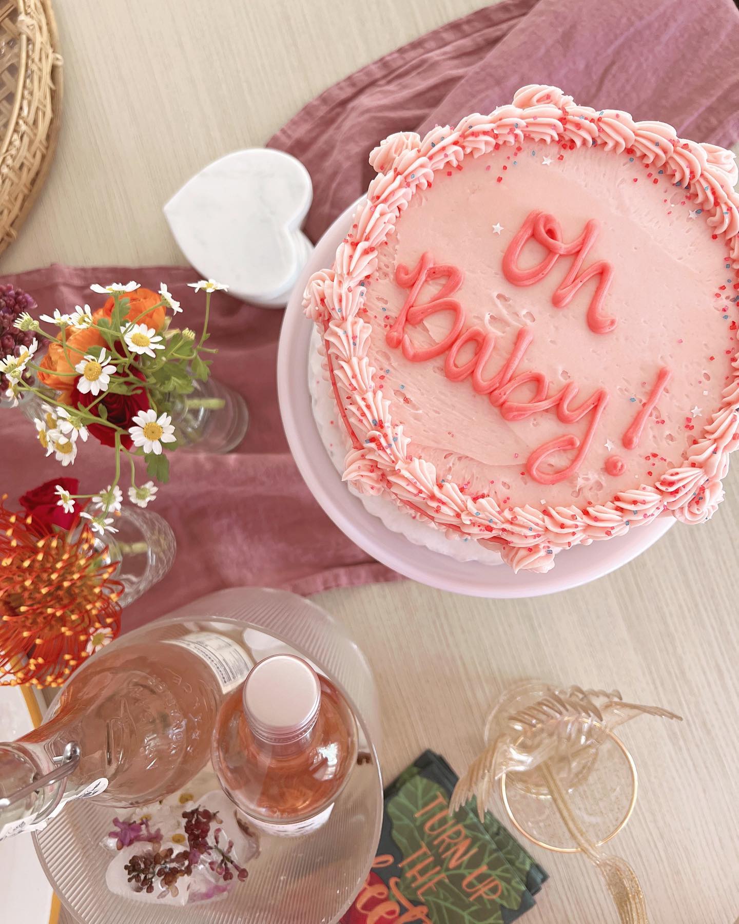 Pink Vintage cake with Oh Baby inscription 